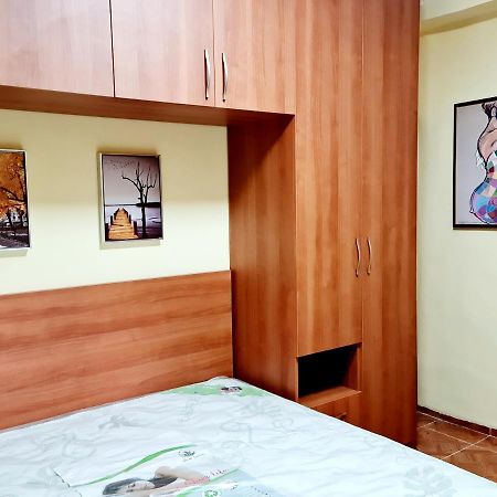 Ferienwohnung 2V1 - 21 Dhjetori Am Tirana Exterior foto
