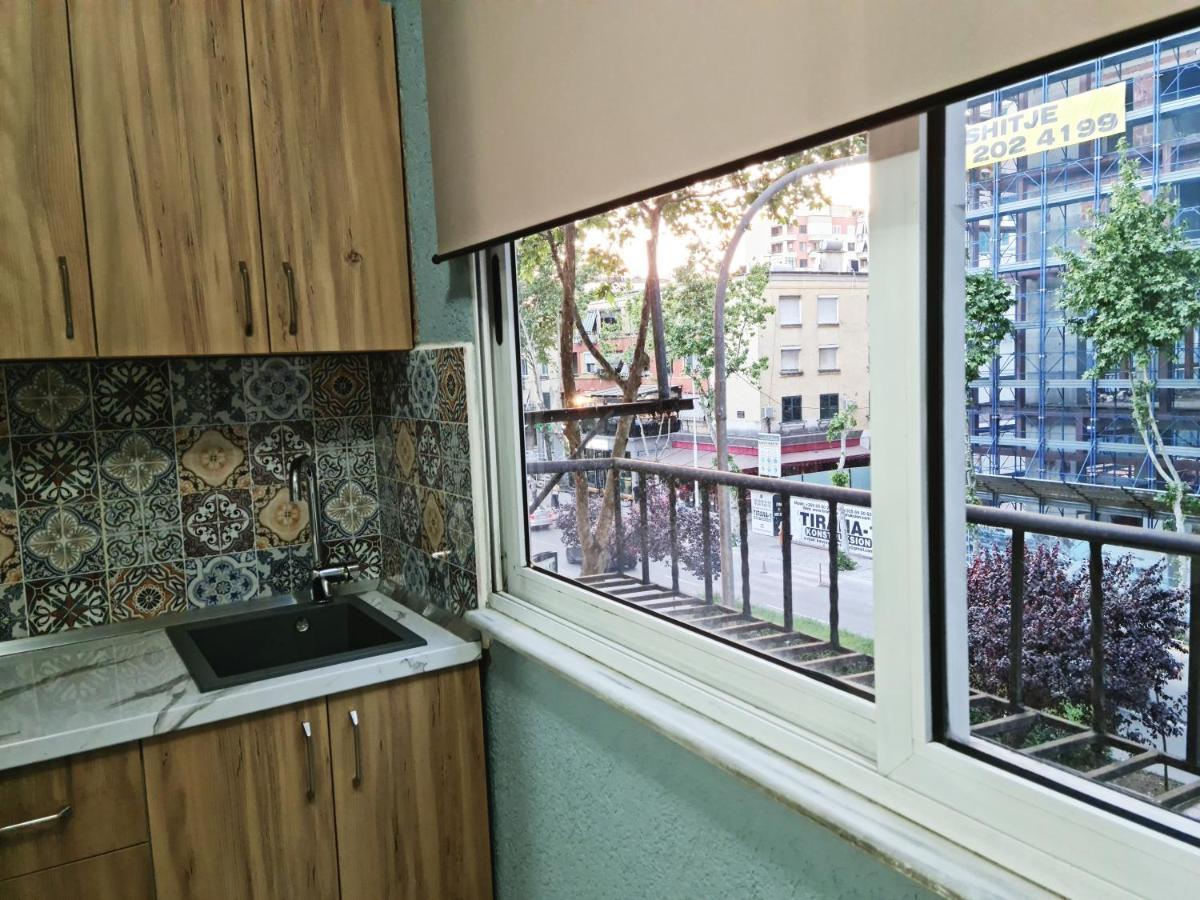 Ferienwohnung 2V1 - 21 Dhjetori Am Tirana Exterior foto
