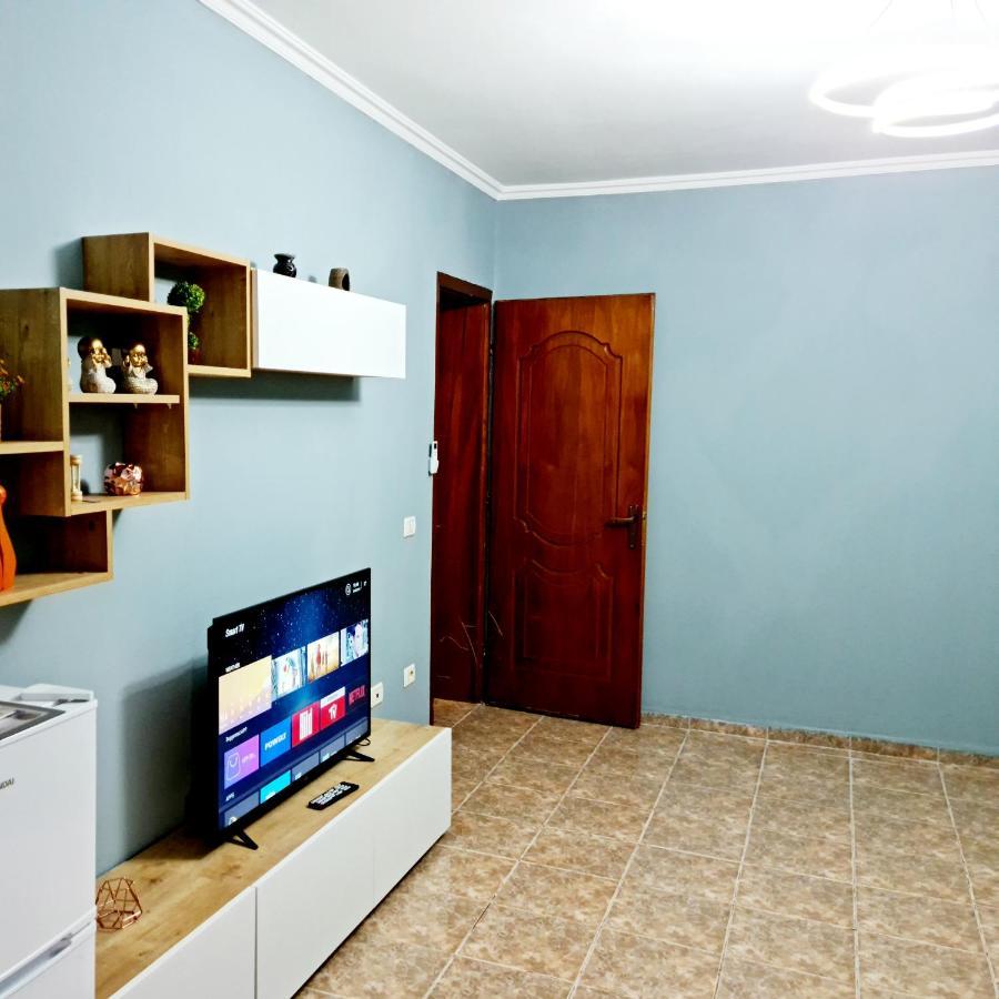 Ferienwohnung 2V1 - 21 Dhjetori Am Tirana Exterior foto