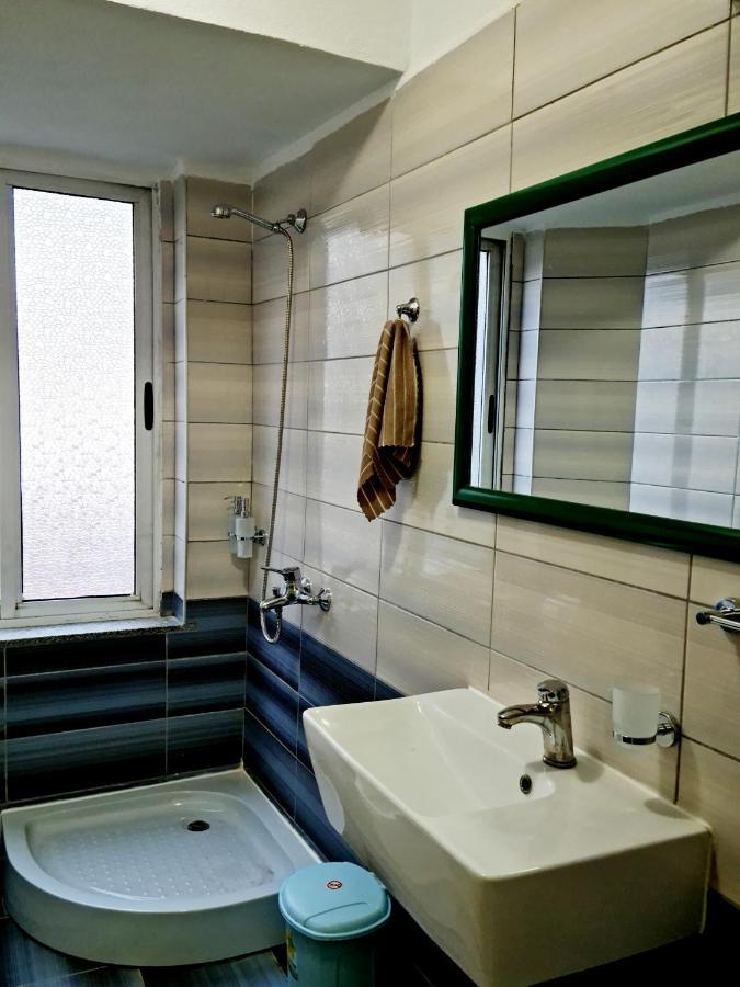 Ferienwohnung 2V1 - 21 Dhjetori Am Tirana Exterior foto