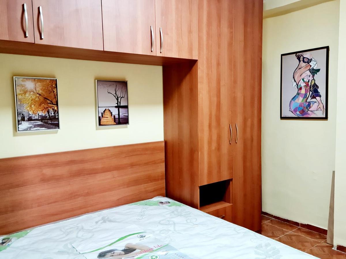 Ferienwohnung 2V1 - 21 Dhjetori Am Tirana Exterior foto